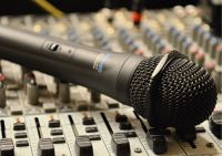Detail na mikrofon a mixážní pult